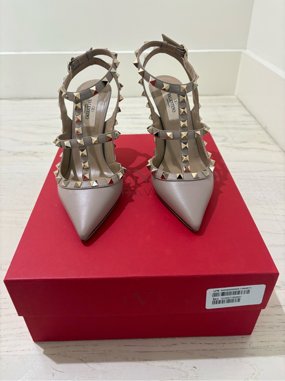 Valentino Beige Rockstud  Caged Pumps size 36 only worn once!